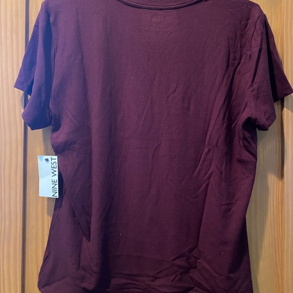 Women’s Nine West Ribbed Maroon Crewneck Short Sleeves Shirt NWT Size XL - Picture 3 of 3
